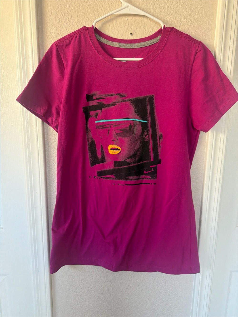 Nike Women’s Large Slim Fit T Shirt Top Pink Neon Graphic Stretch Sport